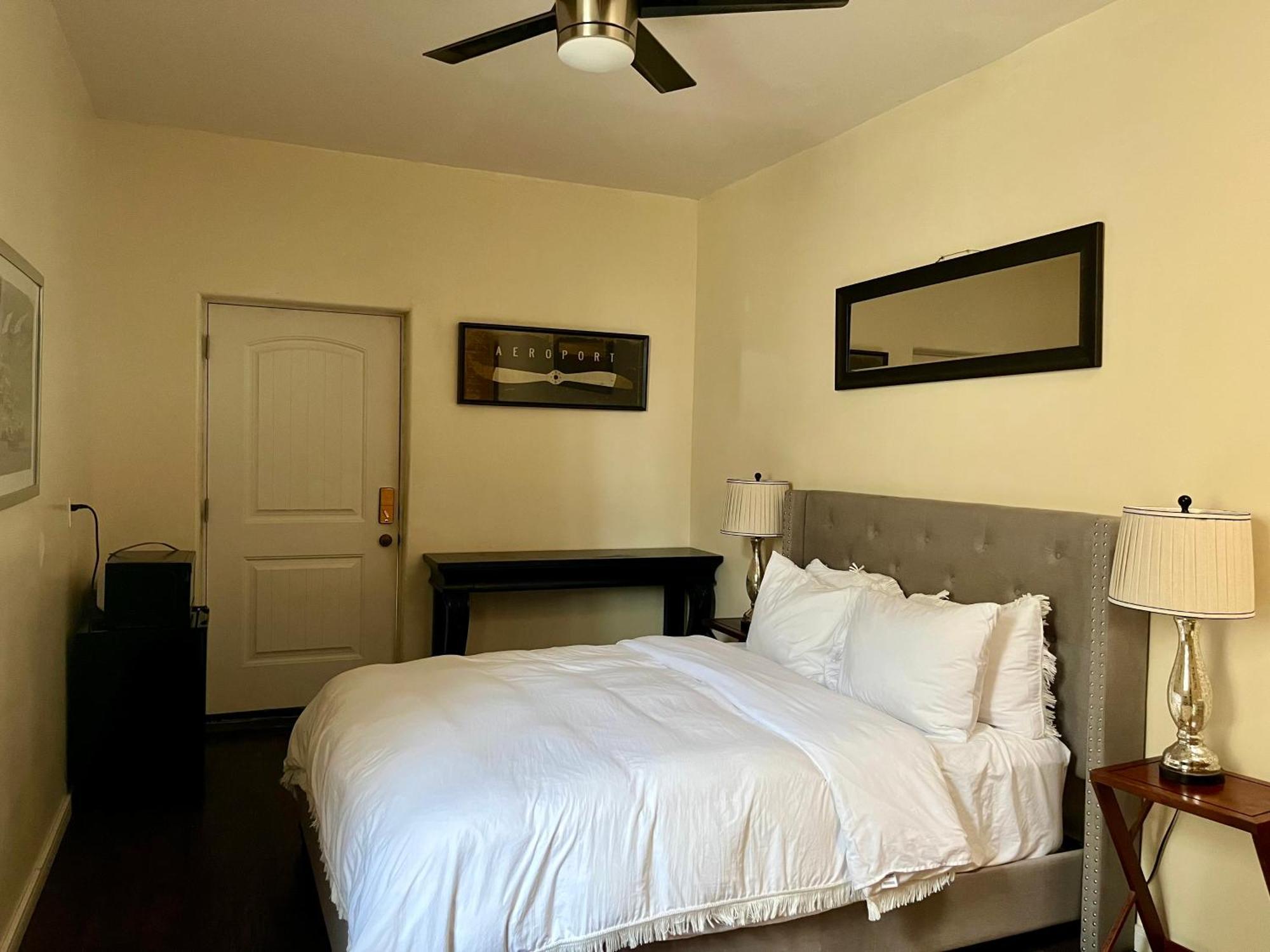 Beverly Hills Spanish Los Angeles Room photo