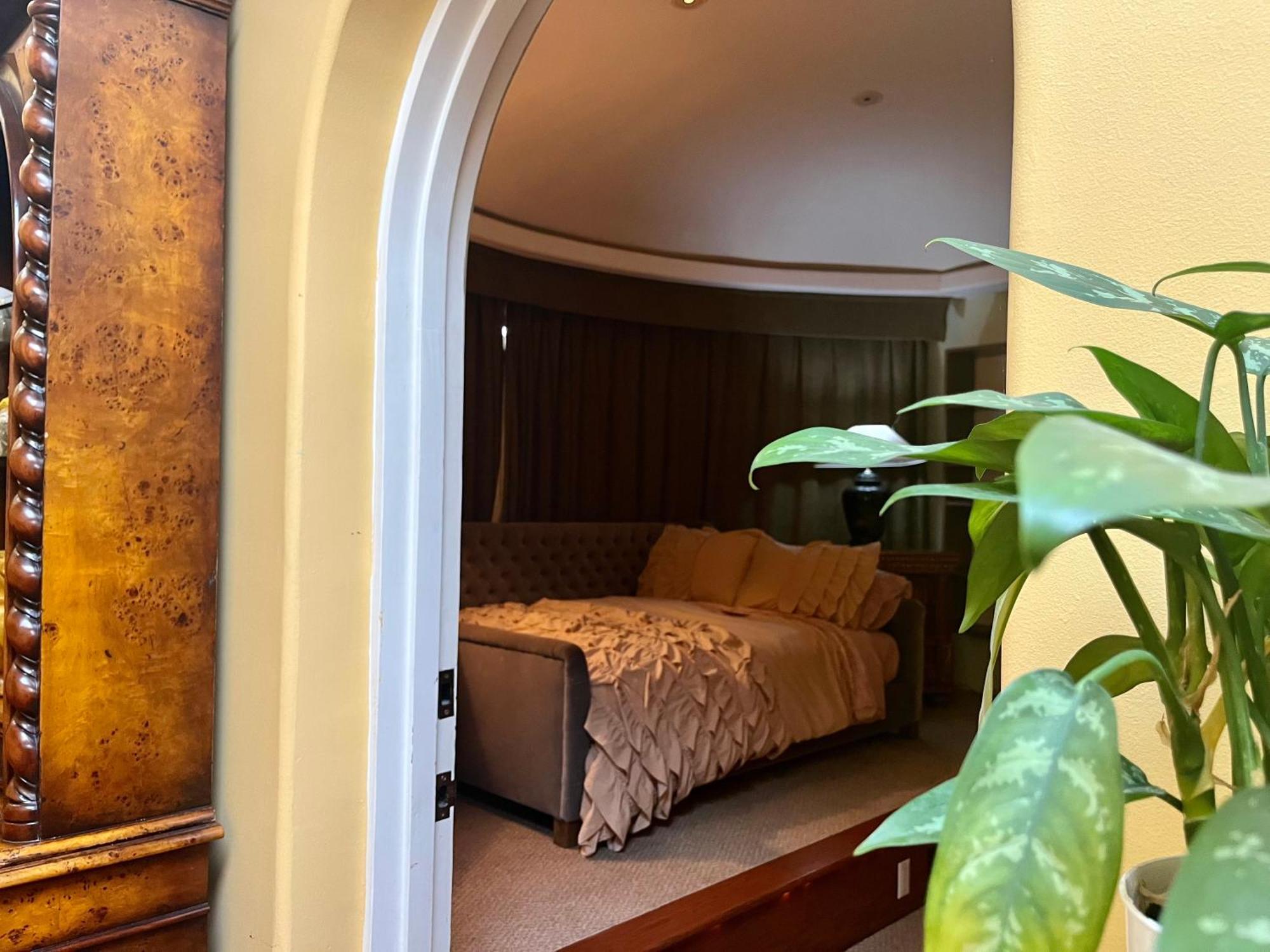 Beverly Hills Spanish Los Angeles Room photo