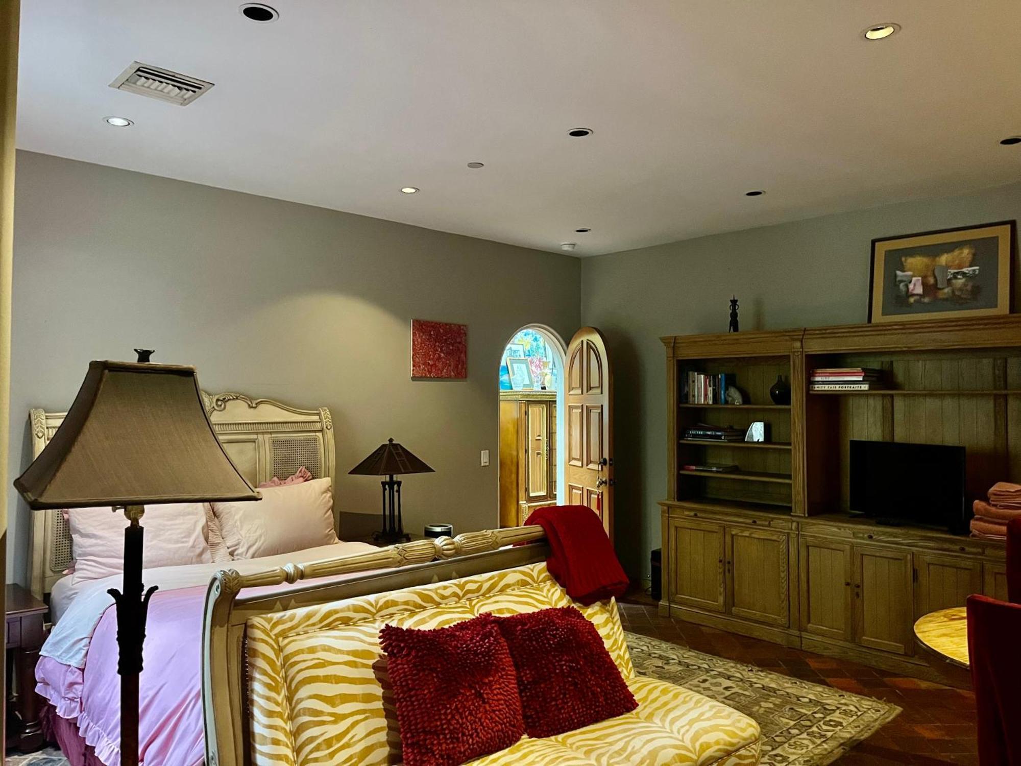 Beverly Hills Spanish Los Angeles Room photo