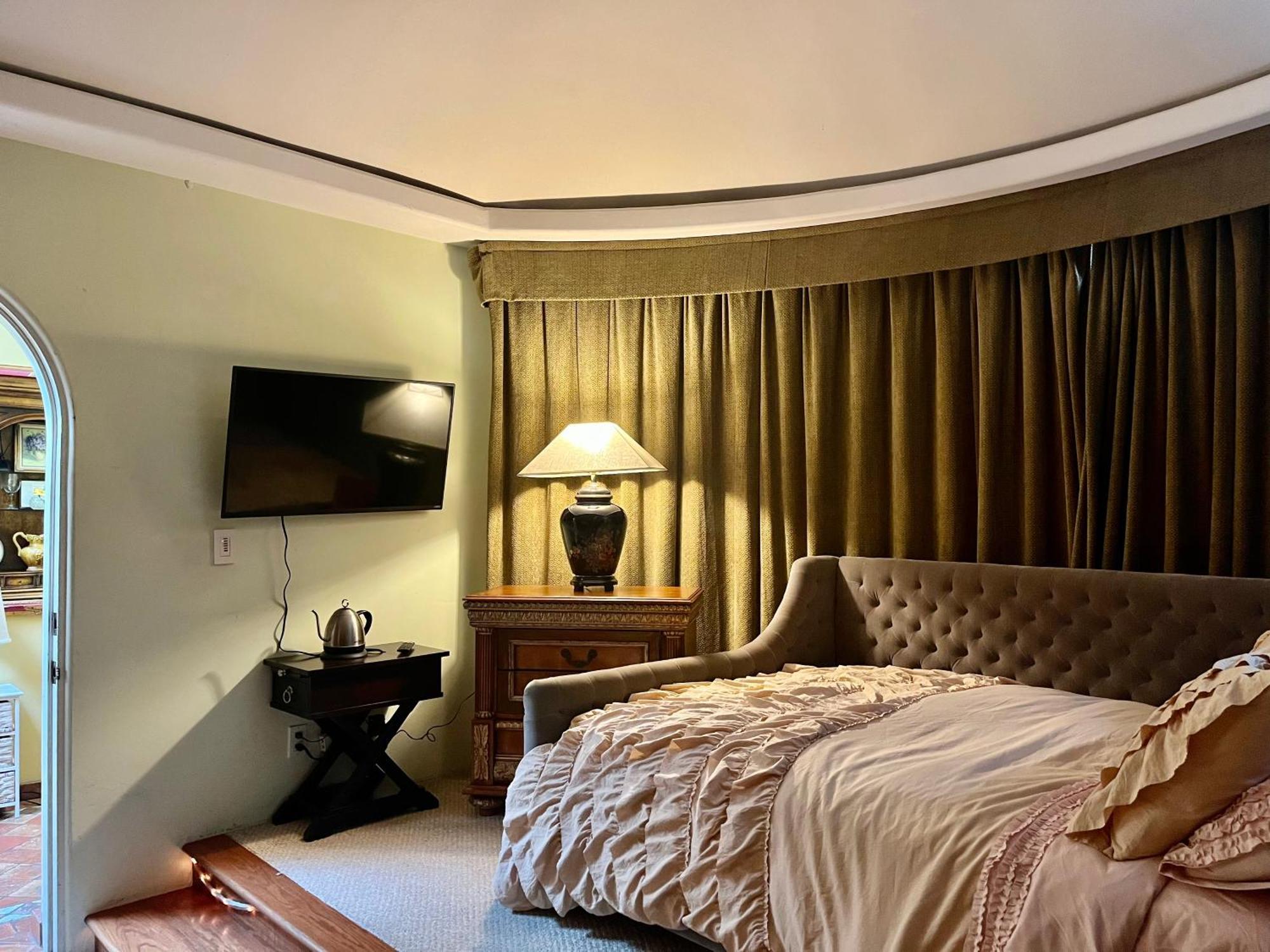 Beverly Hills Spanish Los Angeles Room photo