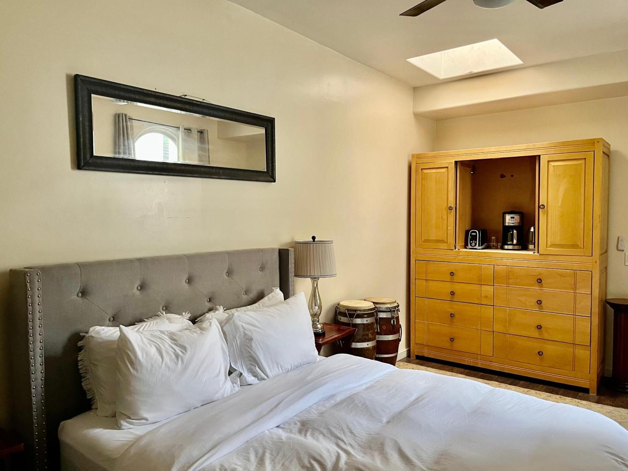 Beverly Hills Spanish Los Angeles Room photo