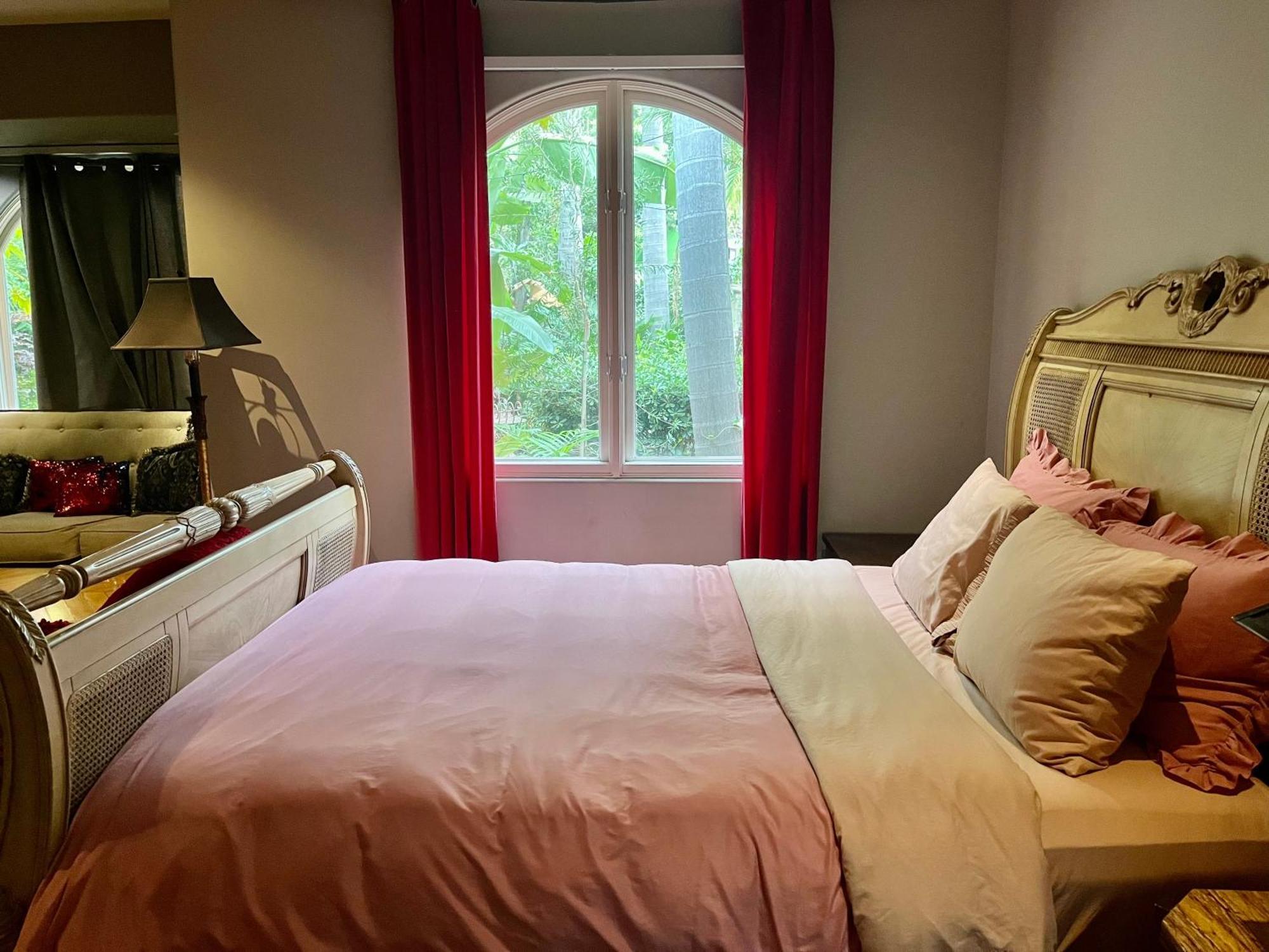 Beverly Hills Spanish Los Angeles Room photo