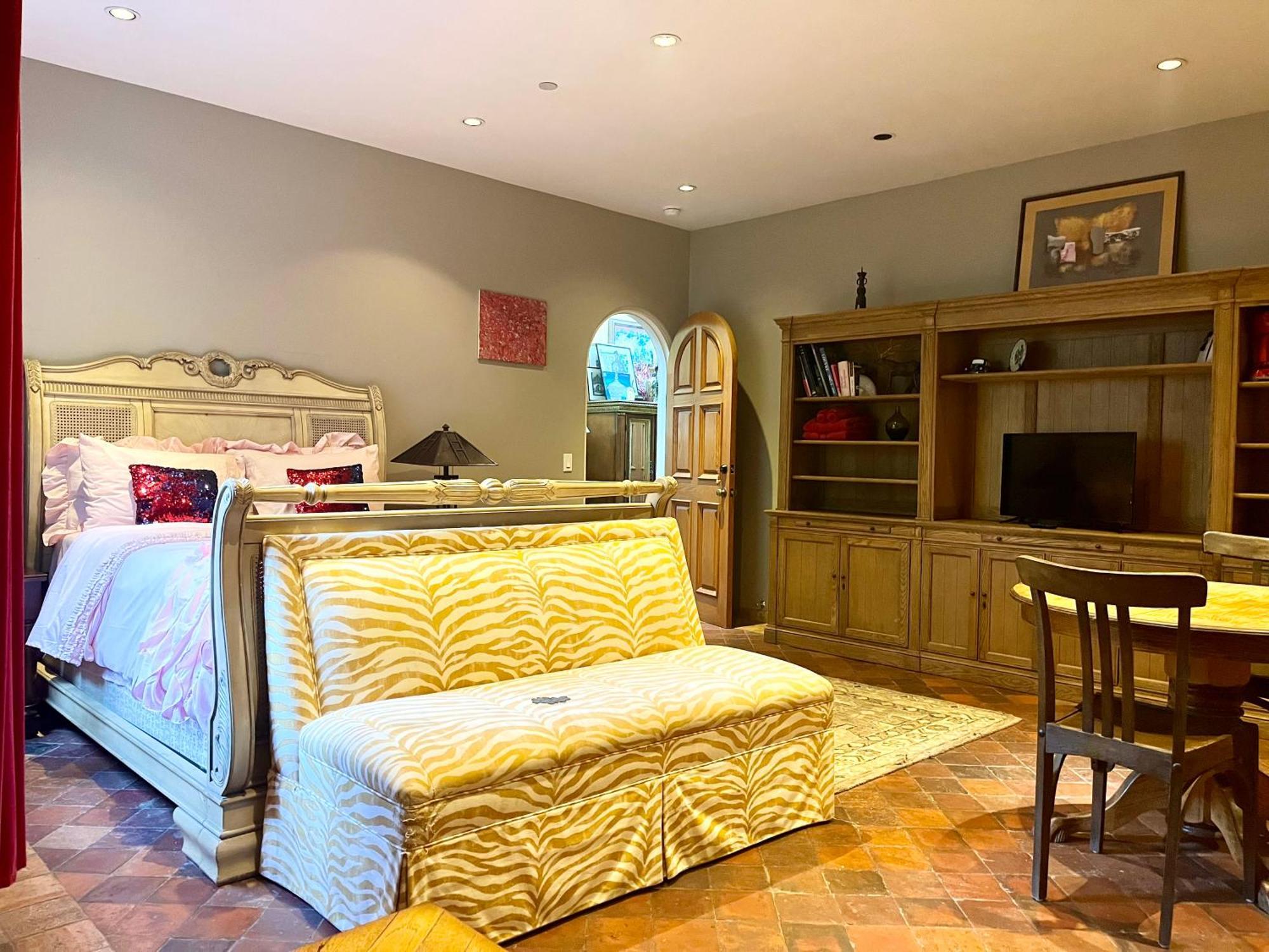 Beverly Hills Spanish Los Angeles Room photo